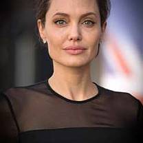 Angelina Jolie planeja casamento com britânico e surpreende Pitt, diz revista