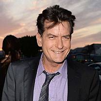 Charlie Sheen é acusado de estuprar ator mirim em 1986