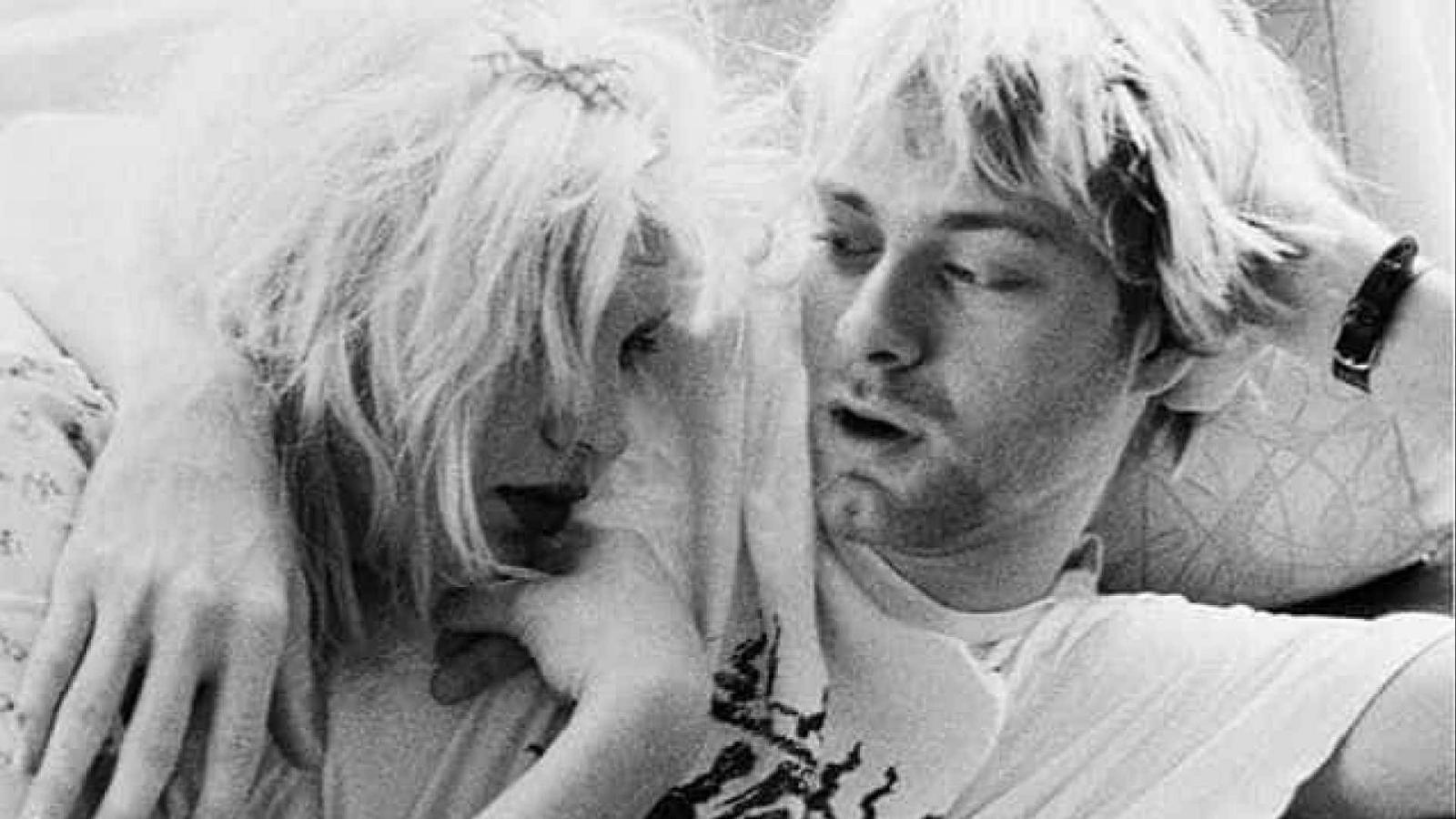 Courtney Love faz homenagem a Kurt Cobain no dia que ele faria 51 anos