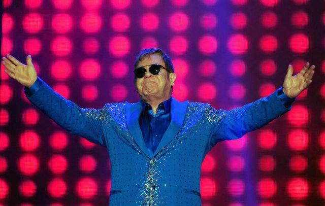 Elton John é atingido no palco por objeto atirado da plateia