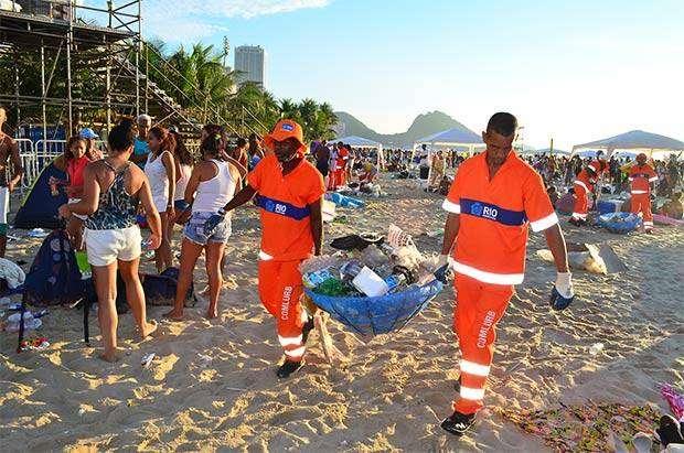 Rio: Blocos de carnaval deixaram 86,5 toneladas de lixo pelas ruas