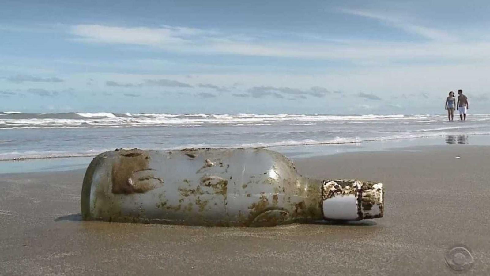 Garrafa com carta jogada no mar por velejador é achada em praia no RS