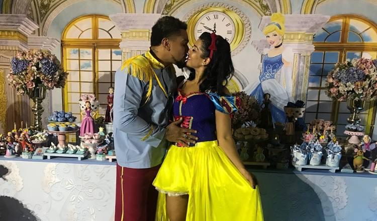 Moranguinho e Naldo Benny se fantasiam de Branca de Neve e Príncipe no aniversário da filha