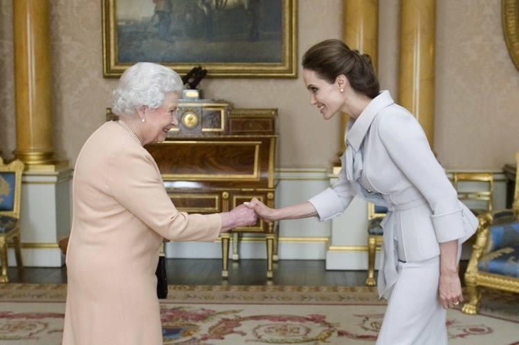 Angelina Jolie diz que rainha Elizabeth II é uma inspiração