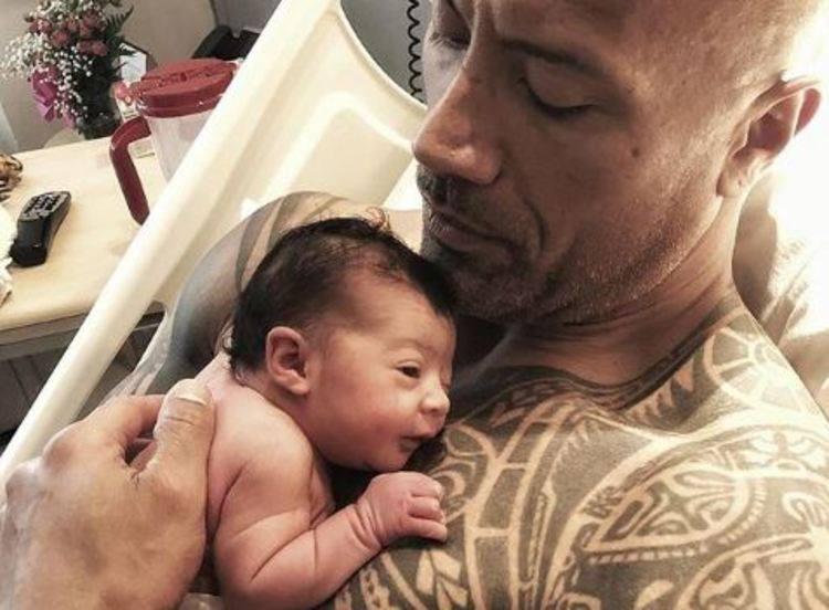 Dwayne Johnson posta mensagem para filha recém-nascida