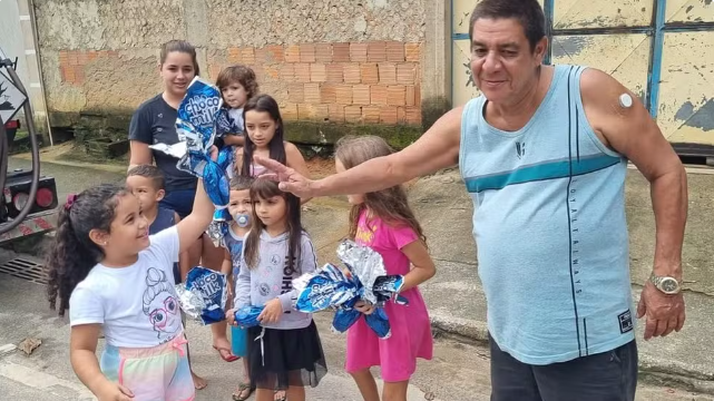 Zeca Pagodinho Distribui Ovos de Páscoa para Crianças em Xerém, Duque de Caxias