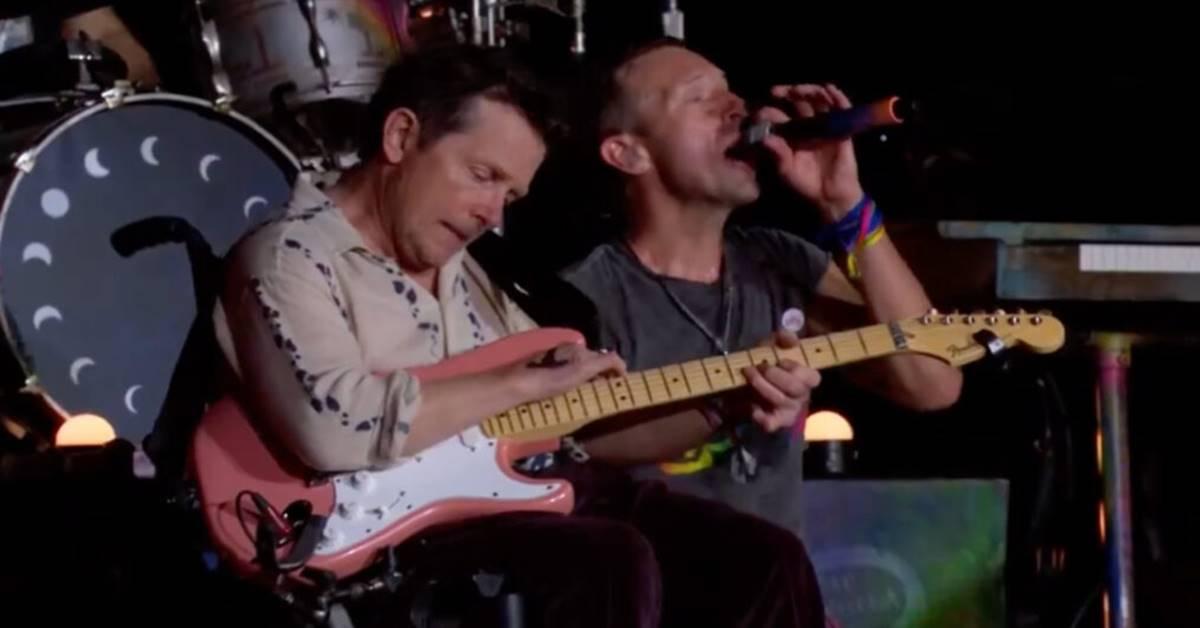 Michael J. Fox Emociona Plateia do Glastonbury ao Tocar com Coldplay