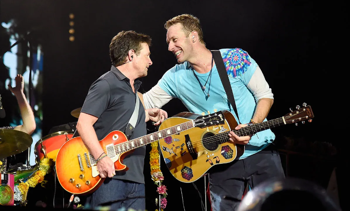 Michael J. Fox Emociona Plateia do Glastonbury ao Tocar com Coldplay