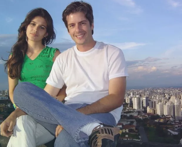 Paula Fernandes Revela Amor Platônico por Victor Chaves em Autobiografia