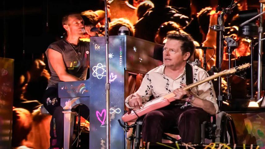 Michael J. Fox Emociona Plateia do Glastonbury ao Tocar com Coldplay